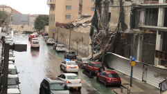   بالصور: اضرار جسيمة في عدة مركبات اثر انهيار قطع اسمنتية من ورشة بناء في يافا